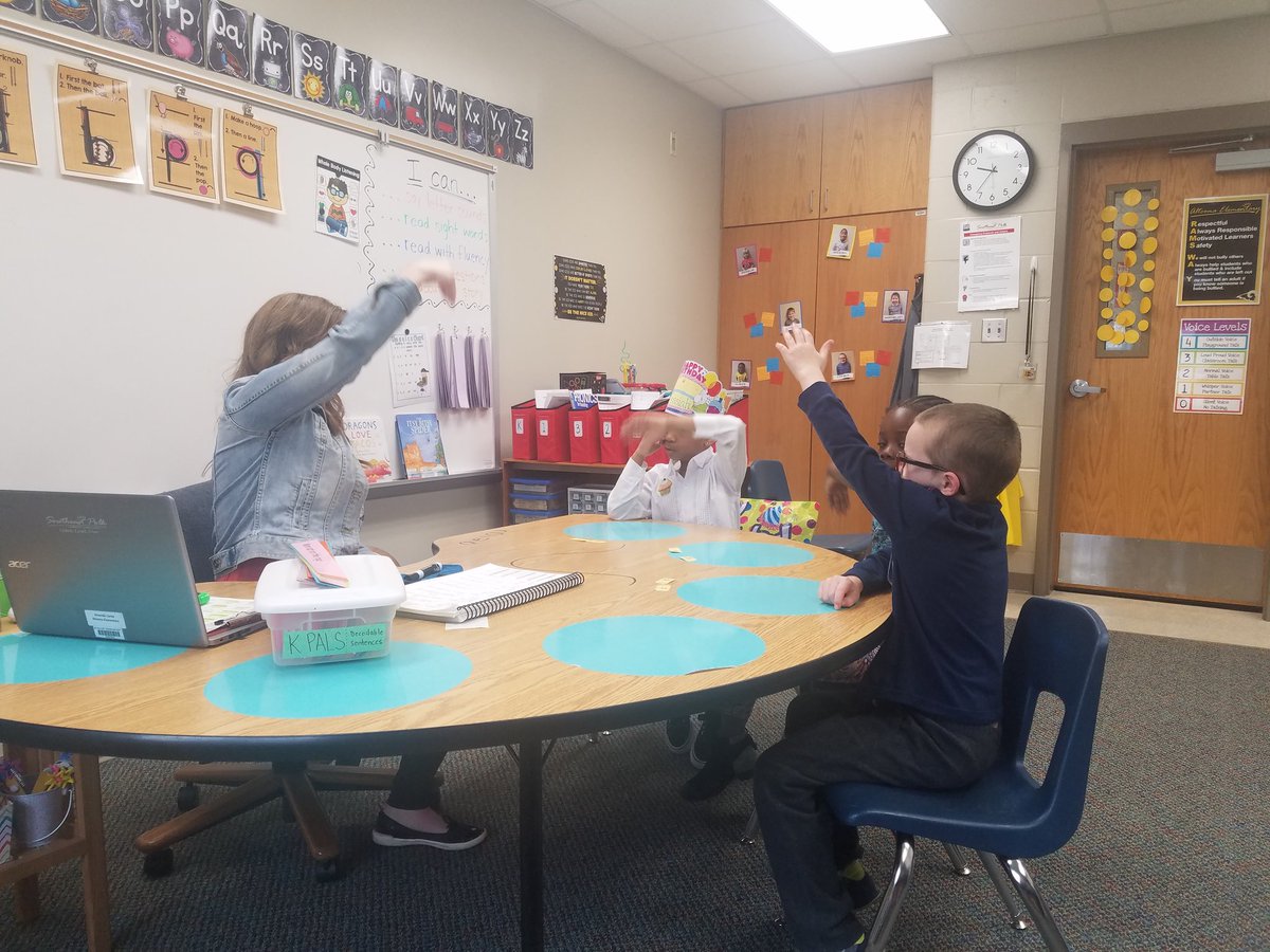 Steenhoek3's tweet image. Kinesthetic learning= roller coaster rides to review short vowel sounds. Just one of this group&apos;s multiple routines to work on phoenemic awareness &amp;amp; decoding! Altoona Elem.  #multisensoryteaching #sepolk