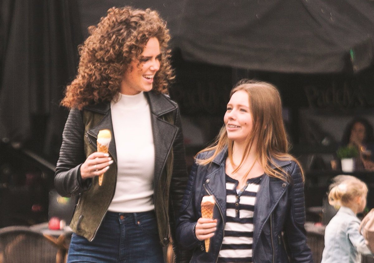 Voor jonge #mantelzorgers kan het contact met een jongere die hetzelfde heeft meegemaakt, van grote steun zijn. In #Zeist werken wij samen met  @Handjehelpen bij het project #Ervaringsmaatjes. Meer weten: ervaringsmaatjes.nl of mantelzorgzeist.nl/content/ervari…