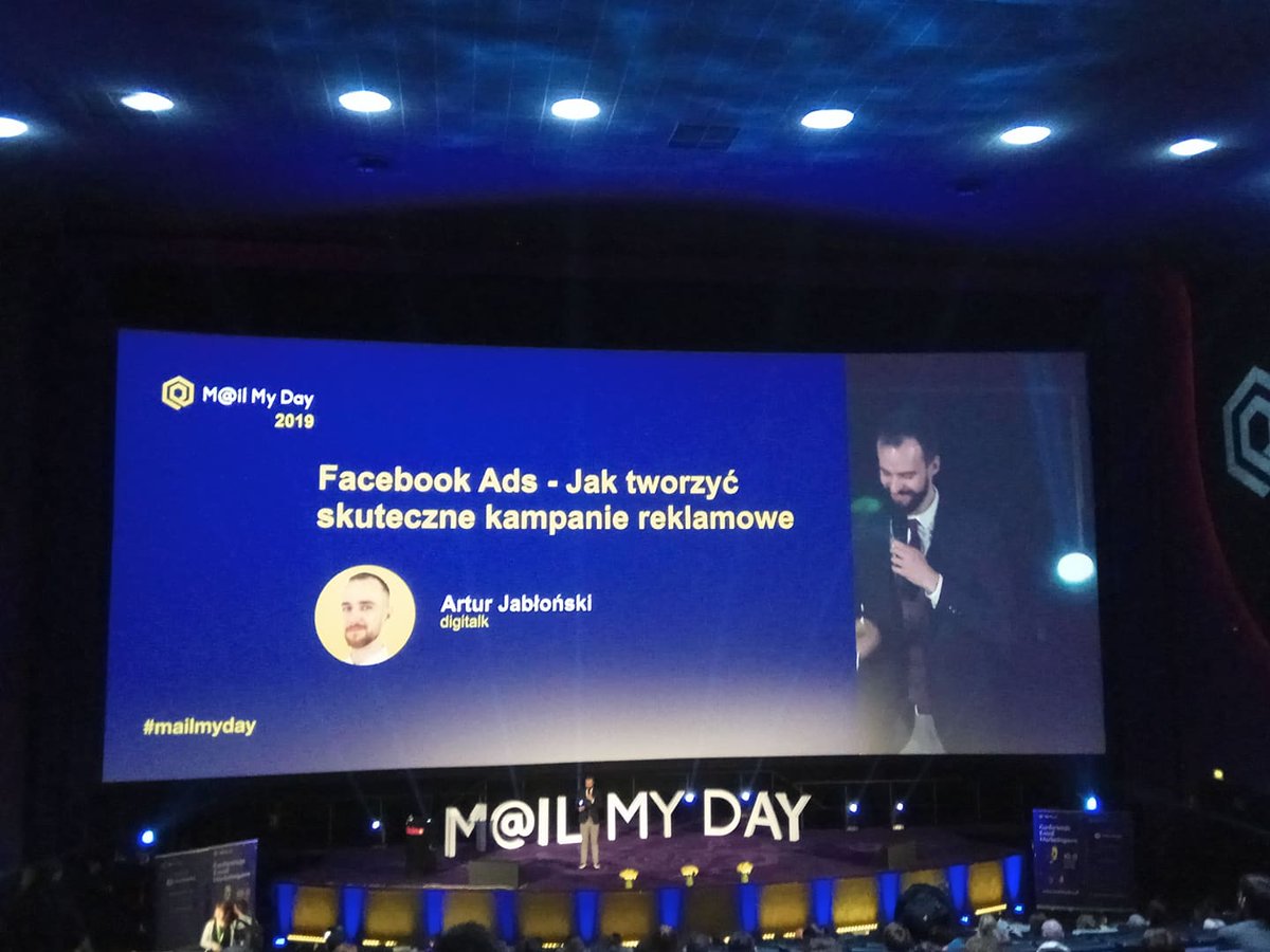 Czas na ostatnią prelekcję - <a href="/ArturJablonski/">Artur G. Jablonski</a> właśnie radzi, jak tworzyć skuteczne kampanie reklamowe Facebook Ads. #MailMyDay
