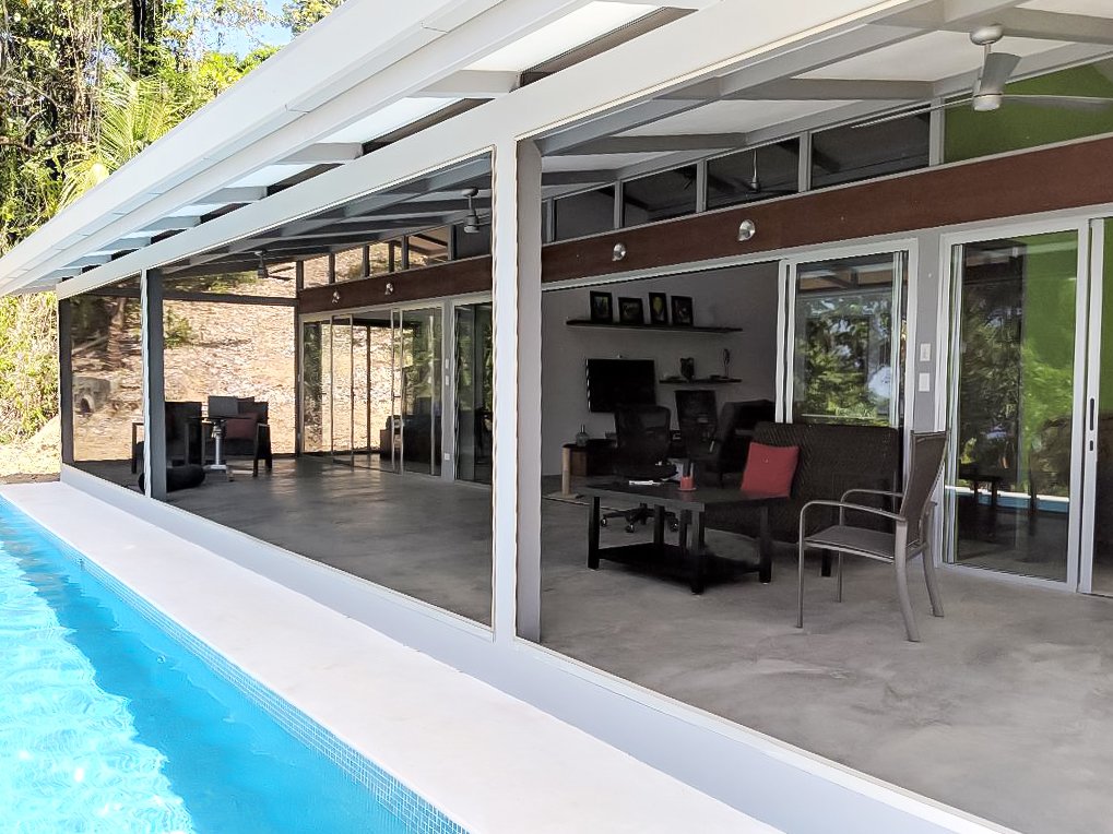 PhiferInc's tweet image. &quot;Most of the day, it&apos;s hard to tell that we have screen installed at all - with the sleek look of the #ScreenEze and the transparency of the #UltraVue screen&quot;
•
phifer.com/product/ultrav… - Now with Water Shed Technology™️!
•
#Phifer @SCREENEZE #CostaRica