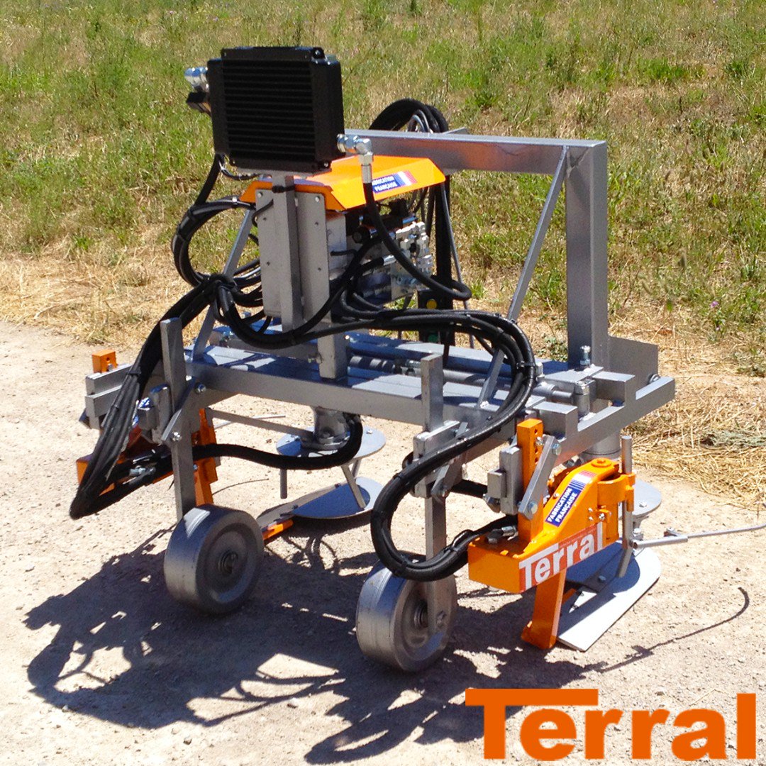 EtsTerral's tweet photo. Avec l'interceps Terral travaillez la terre et dégagez les mauvaises herbes efficacement sur tous types de terrains.
➡️Découvrez-le par ici : https://t.co/zKhpfxgQvX
#terral #viticulture #arboriculture #horticulture #agriculture #materiel #printemps #vigne #interceps https://t.co/dSW3U9Z8qN