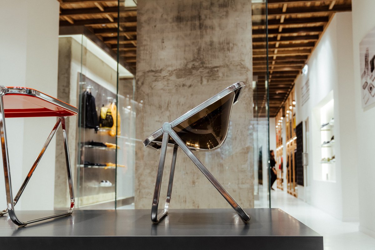 WoolrichInc's tweet photo. ‘The symbol of a new era focused on plastic’; the words that accompanied the launch of Giancarlo Piretti’s famous Plia chair in 1967. Woolrich celebrates an enduring icon. #Woolrich #MDW #Milan #PliaSpecialEdition50 #Plia #Piretti #codiceicona https://t.co/dq115cIWEZ