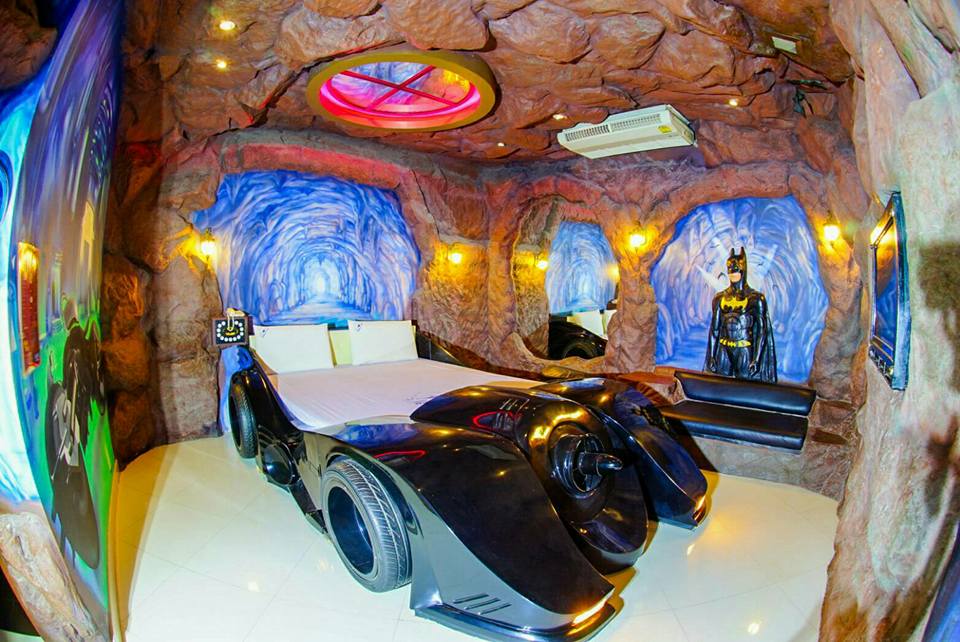 Welcher #Batman -Fan würde nicht gerne #Superheld spielen und eine Nacht in der Batcave verbringen? Wer den Weg nach Thailand nicht scheut, kann in diesem coolen #Hotel zimmer sogar im #Batcar übernachten. Alles unter den wachsamen Augen der #Fledermaus   bit.ly/2Idht5R