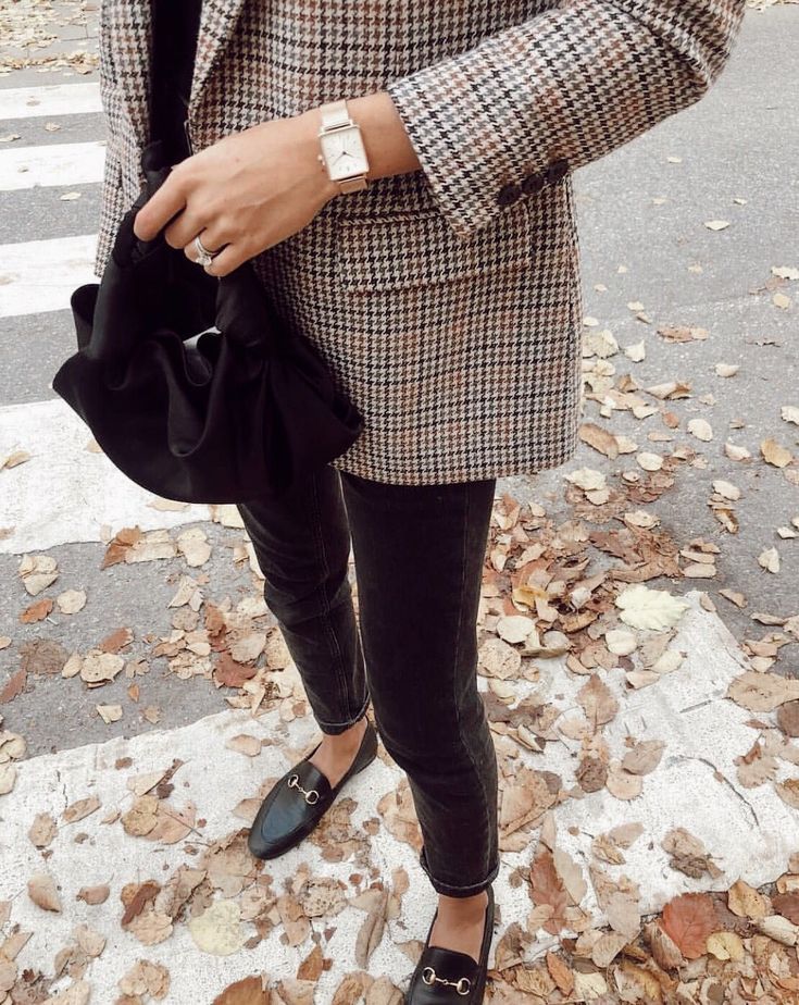 Streetstyle outfit with chic details and neutral colors. #womans #fashion #Chicoutfit #Winterstyle Get more outfit & style tips at HerFashionedLife.com - setrenur.com/streetstyle-ou…