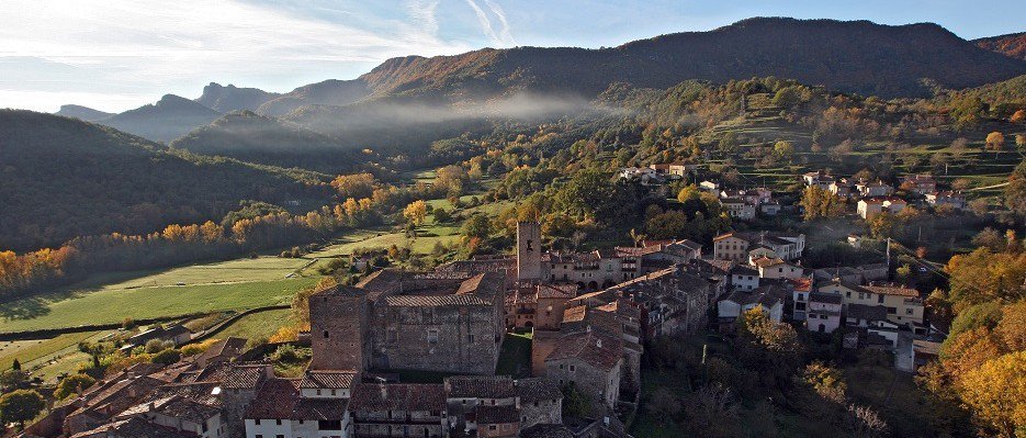 CampingLAVA's tweet photo. Et proposem una setmana santa diferent, vine a passar les vacances en un entorn medieval, màgic i històric. No t'ho pots perdre! ✨😉👌
.
#vacances #setmanasanta #garrotxa #santapau #poblemedieval #historia #catalunyaexperience #poblescatalans #familia #pasqua https://t.co/KOdqbKBI2P