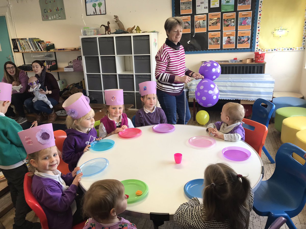 sarahwynne1's tweet photo. @MudiadMeithrin @YsgPentrecelyn Ti a Fi Pentrecelyn yn dathlu penblwydd Dewin a Doti, helfa trysor yn y ardd i ffeindio bunting, stori, bwyd a disgo #PartiPiws ππππ https://t.co/17rjsaYIjt