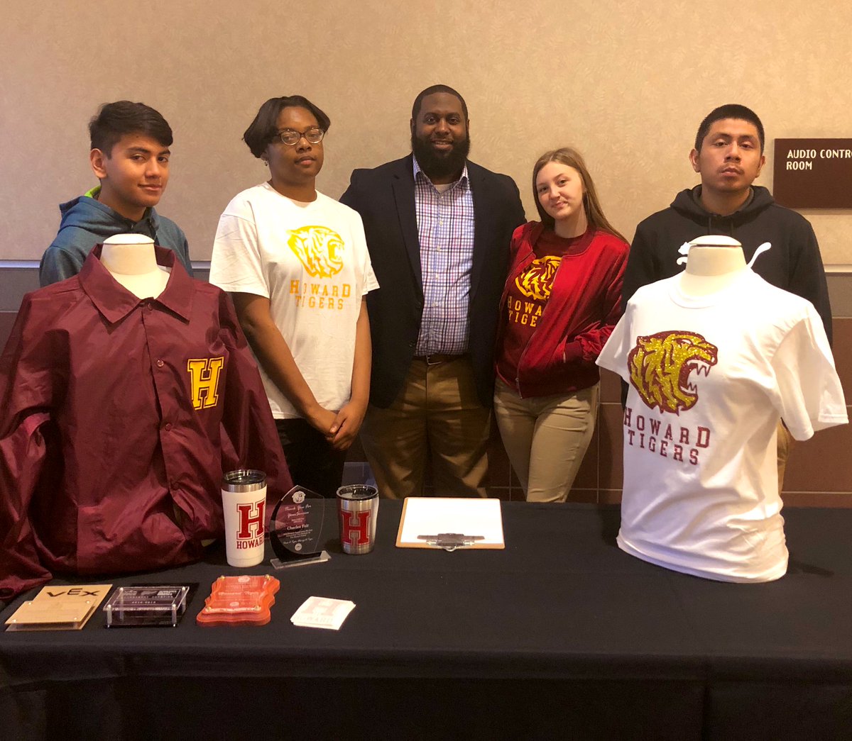 PEFinnovation's tweet image. Happy to have a few of the @VWeLabs student-run businesses represented at our PEF Anniversary Luncheon! Be sure to check out their creative items for sale, and buy some before they’re all gone! #Happy30thPEF