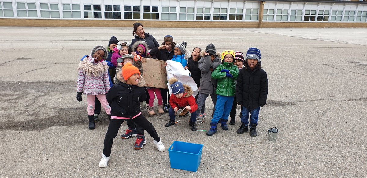TalesOfLearning's tweet photo. Learning #outside can be a joyous and celebratory event for students, teachers and parents! 

Today we had a parent join us for our #nature Discovery. We brainstormed ideas, drew pictures, wrote words and discussed about our experiences outdoors.

@PeelSchools #Peel21st https://t.co/wScdoNr4ts