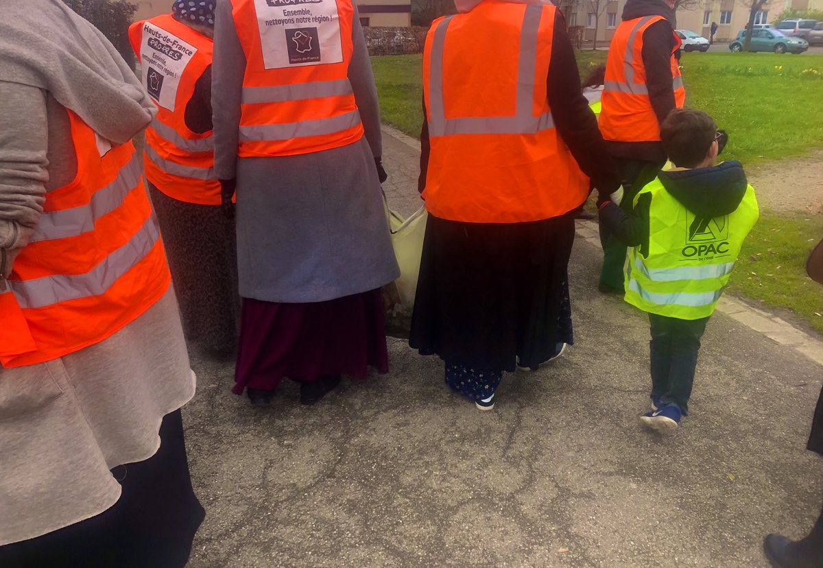 roxane_Lundy's tweet photo. Bcp d’espoir à la vue de tous ces enfants qui ramassent les déchets du quartier #SaintJean, prennent soin de notre environnement et de la planète 🍃🌱 Un grand merci à Fatiha, aux mamans et aux membres de l’association #DestinDeFemmes pour leur engagement sans faille !#Beauvais https://t.co/273bGKppdP