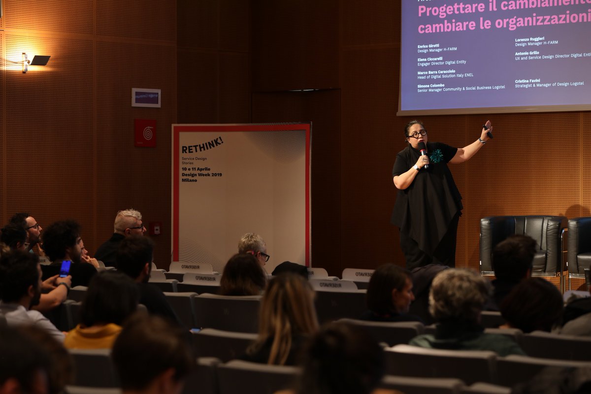 Logotel's tweet photo. Un servizio deve servire. Servire le persone non è sollevarle dal ruolo che hanno scelto, è metterle nelle condizioni di immaginarlo e svolgerlo meglio. @CriFavini @colsimon #rethinkfestival #servicedesign #Logotel2019 #servicedesignculture #MilanoDesignWeek #MDW19 https://t.co/A6TgSA7Awc