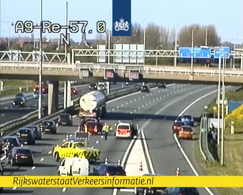 RWSverkeersinfo's tweet image. Botsing met meerdere auto&apos;s op de #A9 bij Heemskerk. Richting Alkmaar zijn twee rijstroken dicht. #filerijden