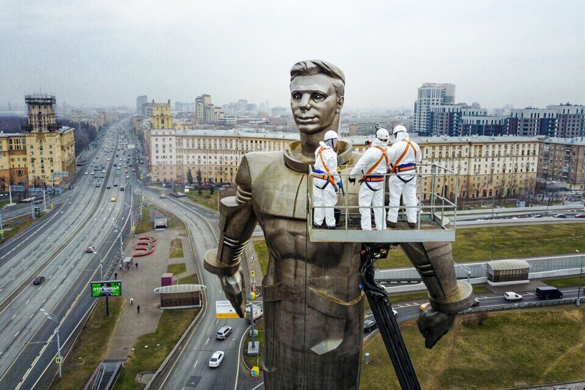 статуя гагарина