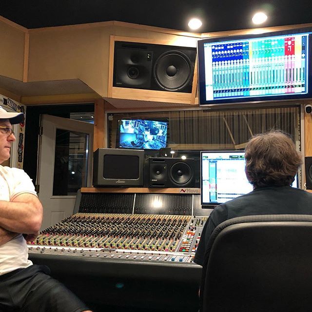 FuchsAudio's tweet image. You CAN “fix it in the mix”..... #Fuchsaudio 
#fuchsaudiotech
#futone 
#greattone 
#madeinusa 
#tubeamps 
#jerseymade
#plushfxpedals 
#tubeampsrock
#tubeamprepair 
#boutiqueamps 
#thegearpage 
#JoeBonamassa
#notyourdaddiesdumble
#fuchsods
#fuchsodsclassi… bit.ly/2DaJYxH