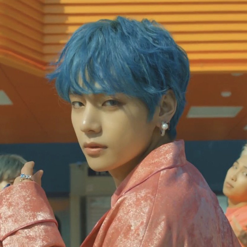 milkiitae's tweet photo. jus sayin'....
blue hair/head scarf, pearl earring, pose. taehyung IS art. https://t.co/9hoHaOypKw