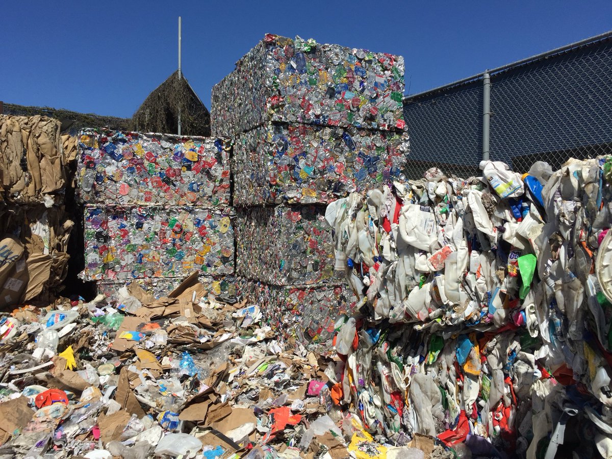 That’s a lot of plastic 👀 We’re looking toward new policies that help California (and beyond) eliminate single-use plastics. Join us in signing our Plastic Petition on <a href="/Change/">Change.org</a> this #EarthMonth!💙🌎🌍🌏💚 ow.ly/TTCY50p8Brj