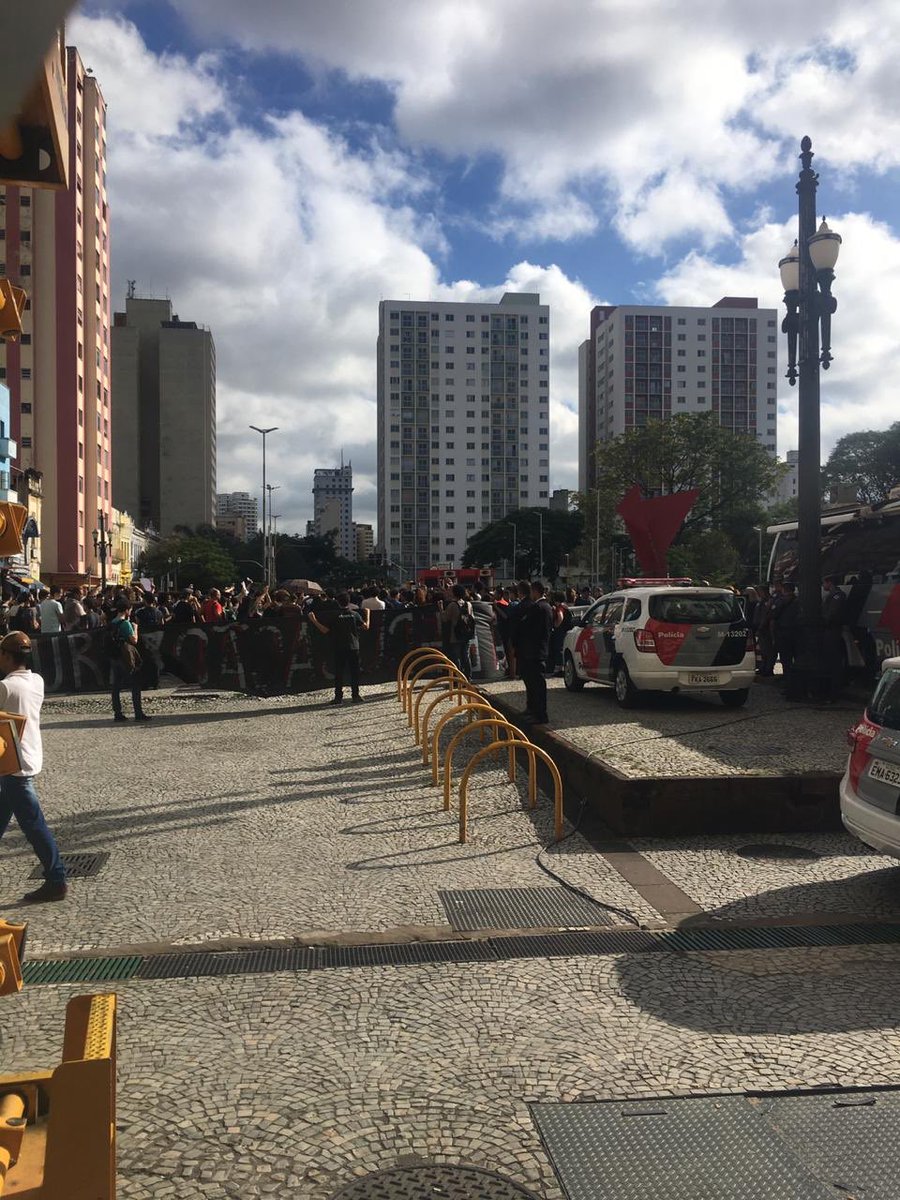 geraldopost's tweet photo. Protesto na #SalaSP contra os cortes do governo Dória! #sp1 #radarsp #sp2 https://t.co/dao1DdEWR5