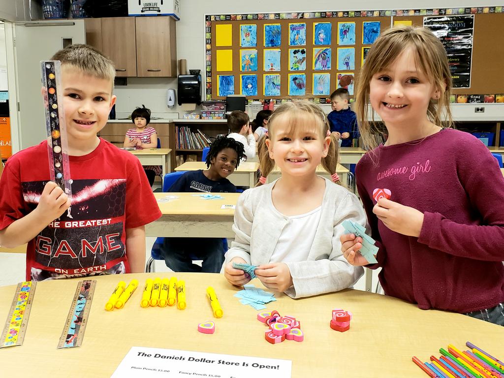 MsJenDaniels's tweet photo. Our 1st customers at the Daniels' Dollar store #RealWorldSkills #SaveOrSpend? #HappyShoppers #EarlyMath #DoWhatsExpected @htubman2015 https://t.co/rKNe0s9jJu