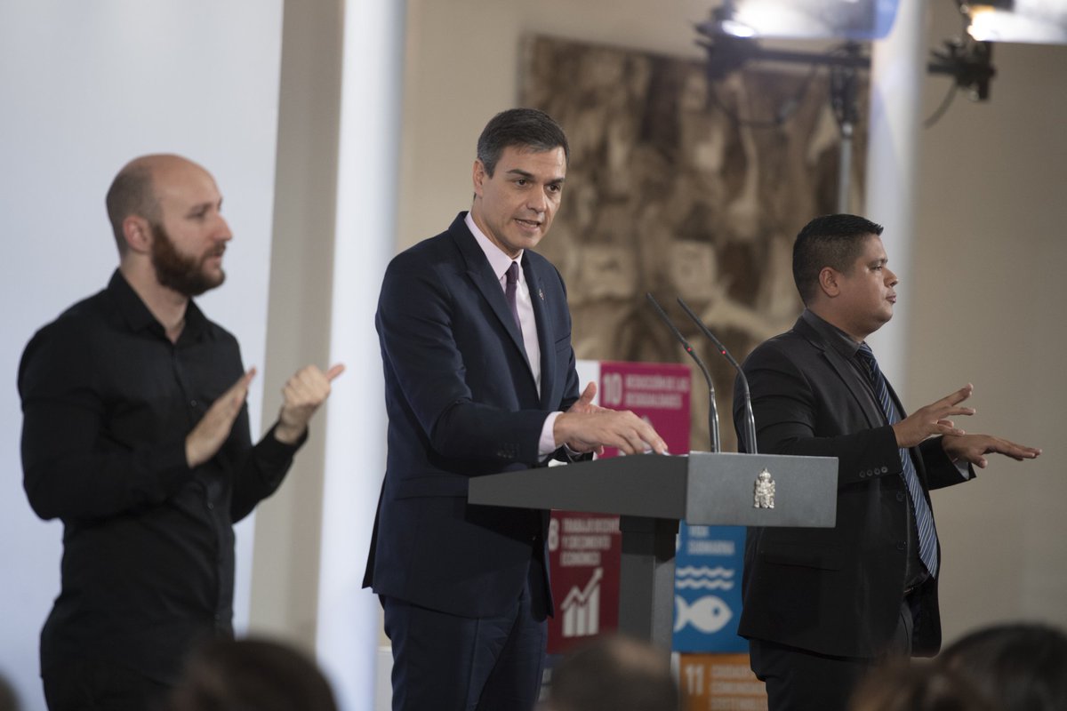 CNSEinfo's tweet photo. Las lenguas de signos en España deben ser objeto de igual protección y consideración jurídica que nuestras lenguas oficial y cooficiales. Así se lo trasladamos al presidente @sanchezcastejon en el acto #Agenda2030 #somospersonassordas #lenguadesignosincluye https://t.co/RxLikNhtKG