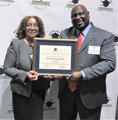 MorrisColl1908's tweet photo. #HornetSpotlight : 🐝💡 Professor Karen Herbert receives 2019 Excellence in Teaching Award at #SCICU Awards Dinner 
Read More: https://t.co/XgDOKhAXv2
📸: Professor Herbert with the Hon. J. David Weeks 
#MCHornets
#Morris_RYS19 https://t.co/V7pgw028uy