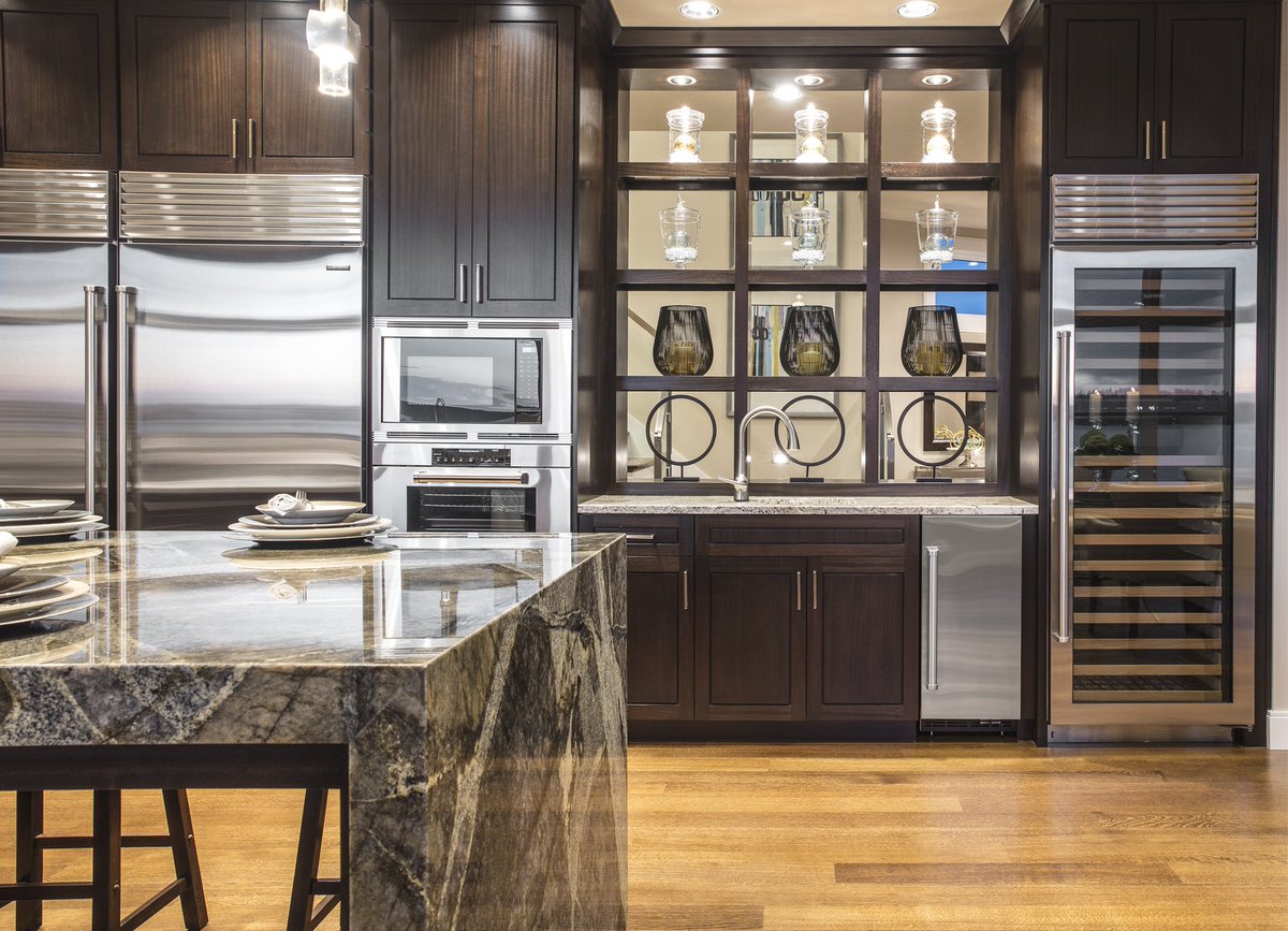 SDSmithHomes's tweet photo. Contemporary kitchen with above and beyond design featuring open shelves to display favorite decor pieces and a built-in wine cooler.
#luxurykitchendesign #dreamkitchens #openshelves #kitchenconcept #kitchenenvy #kitchendecor #modernliving #modernhomes #kitchendesign https://t.co/oGT968M641