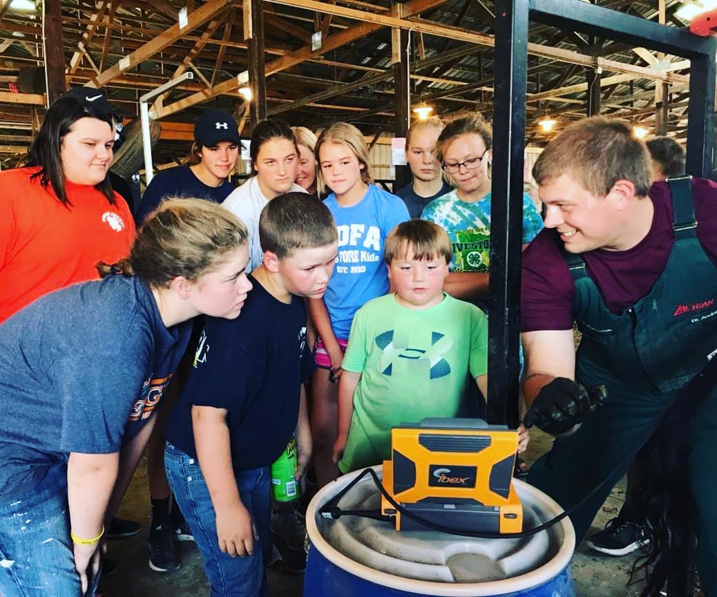MN4H's tweet photo. Dr. Andrew Bents inspires kids to learn by doing. This @noblescounty4H alum shares his broad veterinary science knowledge with local youth and  partners with @NVCoop1 to help youth in @4H explore swine production.
#NationalVolunteerWeek https://t.co/o16RJphJqp