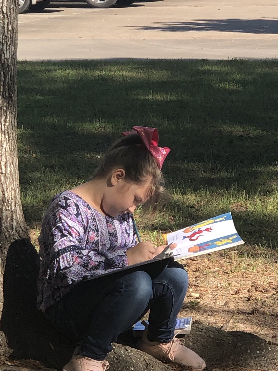 MflippoMary's tweet photo. Outside DEAR time! 😎 with Sketchnoting 😊Theres nothing like finding a shady spot on a Spring day and reading a good book. #CannanMVPs https://t.co/t46Iq3H2uF