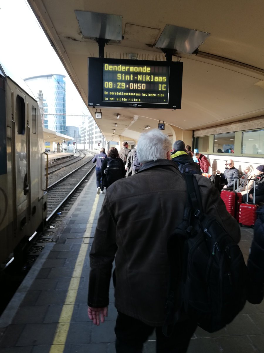 BrieucVdl's tweet photo. @SNCB ce matin, 50minutes de retard sur le 3206 de Tournai à Bruxelles. Ce soir 3 wagons dans le 1939 de Bruxelles vers Tournai.. On est à Midi et les gens ne savent plus rentrer. Je veux bien que c'est les congés mais bon... https://t.co/LpYBXM7crZ