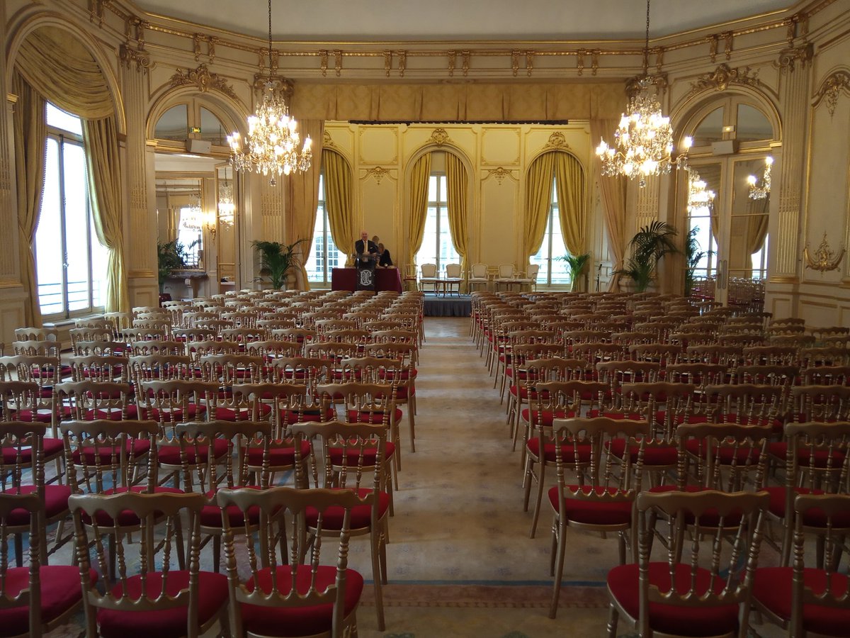 GroupeHEMA's tweet photo. L'heure est venue pour nos étudiants de la promotion 2018 de recevoir leur diplôme ! 🎓📜
Le #Gala de la remise des #diplomes commence dans 1h 🍾
#groupeHEMA #esci #esma #iseam #iseadd #remisedesdiplomes https://t.co/TME68uTym2