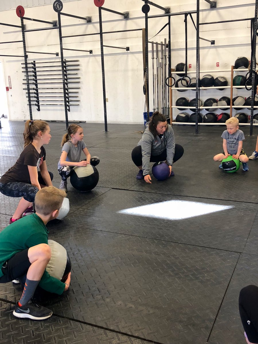 sarahresman's tweet photo. "The CrossFit Kids program at CrossFit Pallas is geared towards kids moving and moving well and having fun." Coach Janessa Ciaschi said.

Two of the main skills focused on during yesterday's CrossFit Kids class included deadlifts and jump rope https://t.co/B2gWJNnZXw