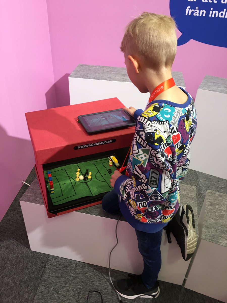 Tack #solskol och alla engagerade lärare för en lyckad dag på #SETT2019 Mina ben känns som spagetti nu men så kul att få träffa alla kollegor från vår coola kommun! Våra duktiga elever visar en liten del av de saker vi gör på våra skolor. #stopmotion #microbit #SuperMarioMaker