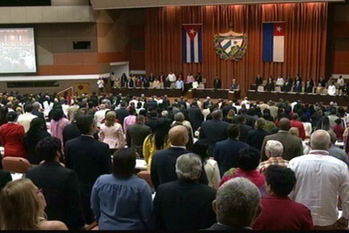 Se escuchan las notas del Himno Invasor. ¡Viva Cuba! ¡Viva la Revolución Cubana! Patria o muerte: ¡VENCEREMOS!