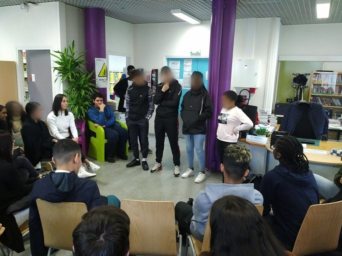 CdiGBraque's tweet photo. Cette A-M des représentants de "Graines d'orateurs", club d'éloquence du lycée #JVD sont venus au @CdiGBraque partager leur expérience avec les #2ND3 de M. Knecht dans le cadre du cours d'#EMC, les laissant progressivement participer à l'exercice. #LPOGeorgesBraque @0950666h https://t.co/VjJfRJf9iL