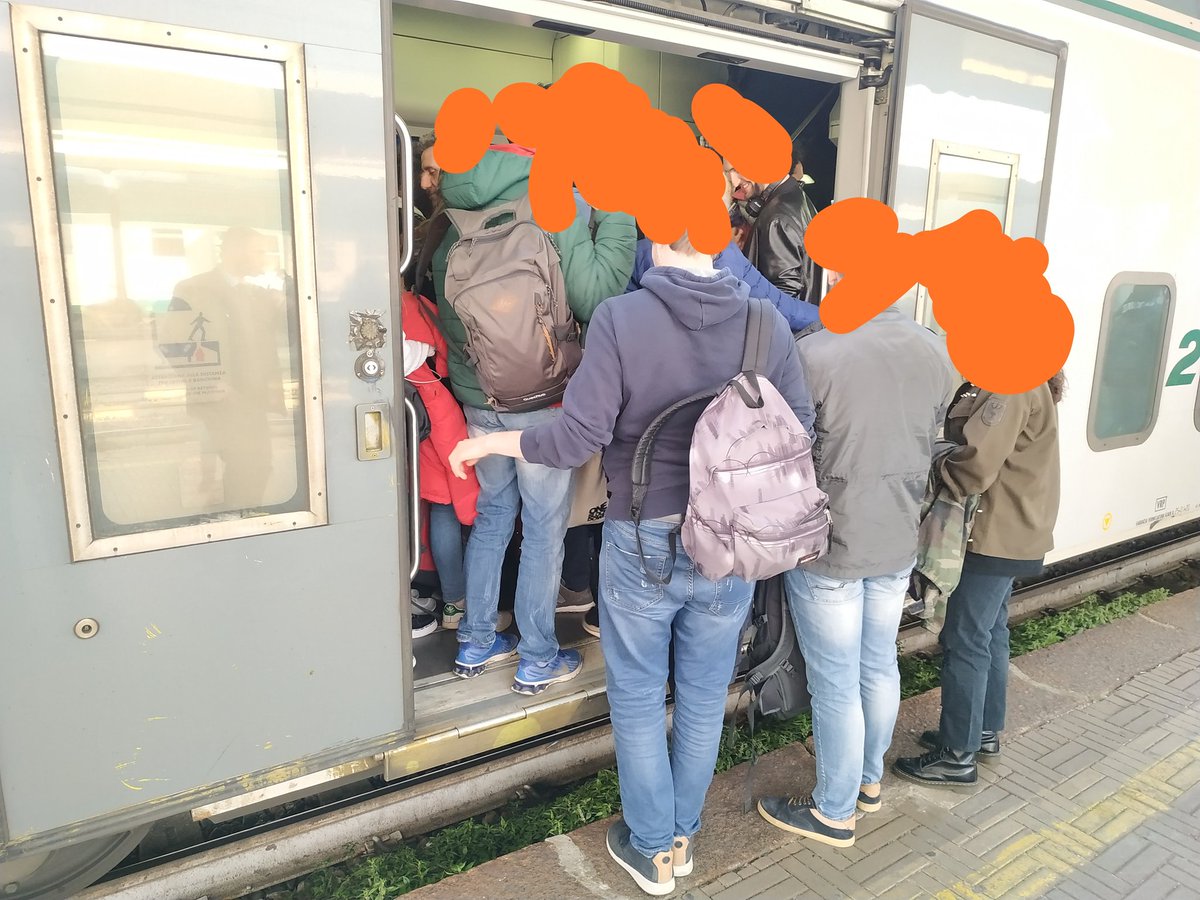 mossalido's tweet photo. @ValeCPBg @cmterzi @agr_team @guidoboschi69 @Trenord_Press Treno 2631. Cosa vuoi che freghi a Trenord se io devo andare a prendere mio figlio all'allenamento? Se non riesco a salire sono cavoli miei! Complimenti vivissimi! https://t.co/ECGNyKkTs8