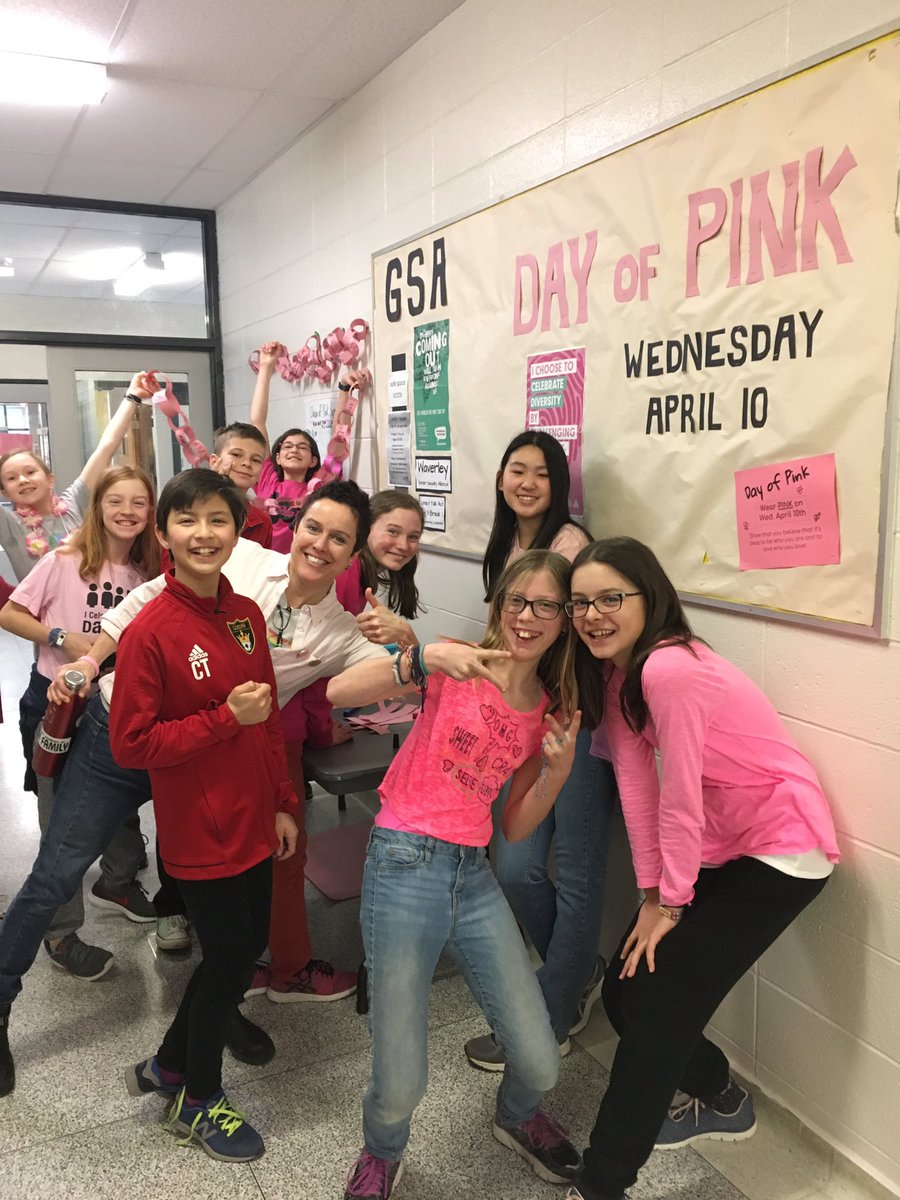 bethbee01's tweet photo. Making a Link for our Chain of Pink @waverley_ps #UGDSBIncludesPride #ugdsb #DayofPink https://t.co/ItQT2IJKWP