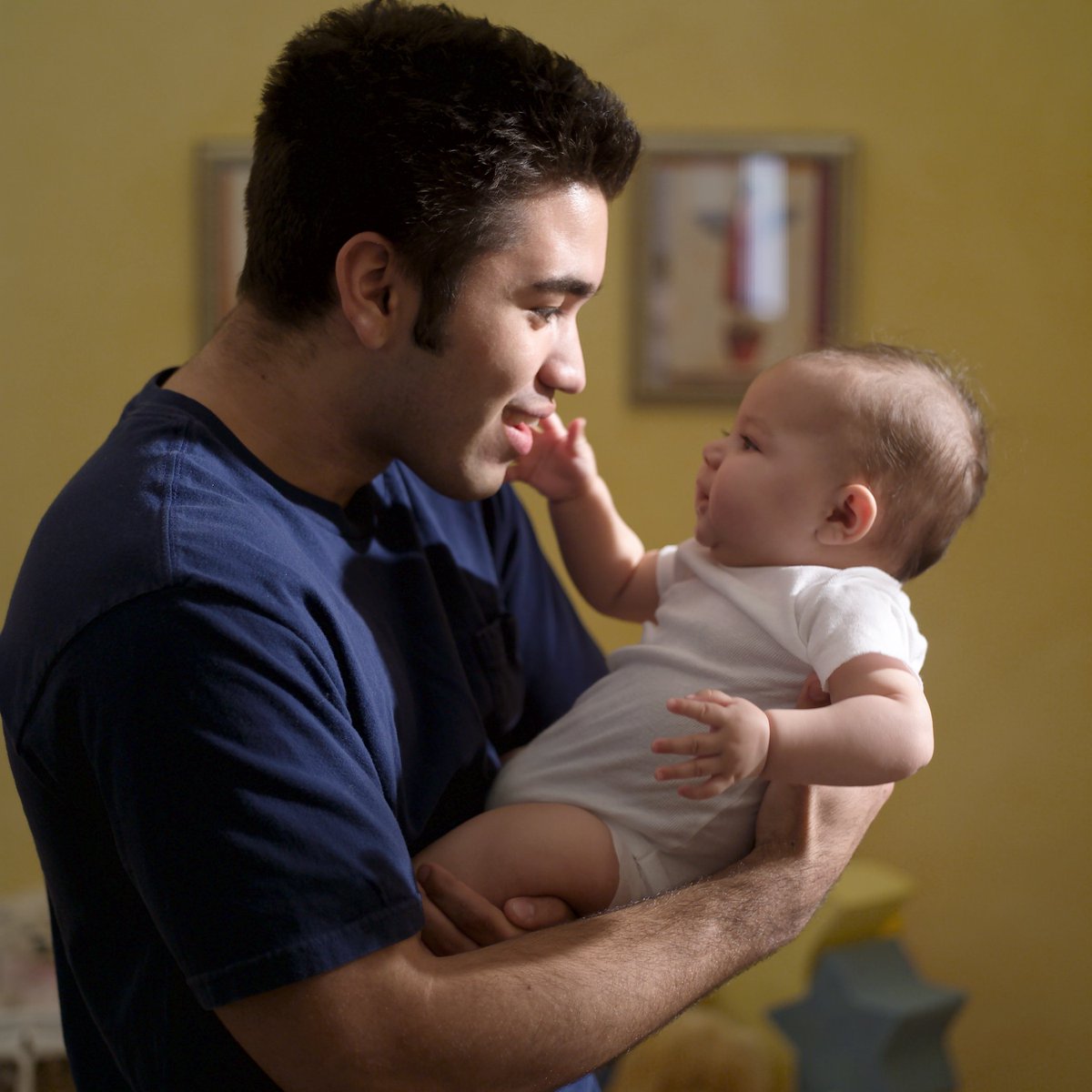 StrongMindsCda's tweet photo. Parents promote language learning when they, communicate often with their baby during the give and take of daily life, talk about things their baby reacts to, and names things their baby shows an interest in. #maketheconnection #firstthreeyears #development #language #childcare https://t.co/m8ClVwsSTh