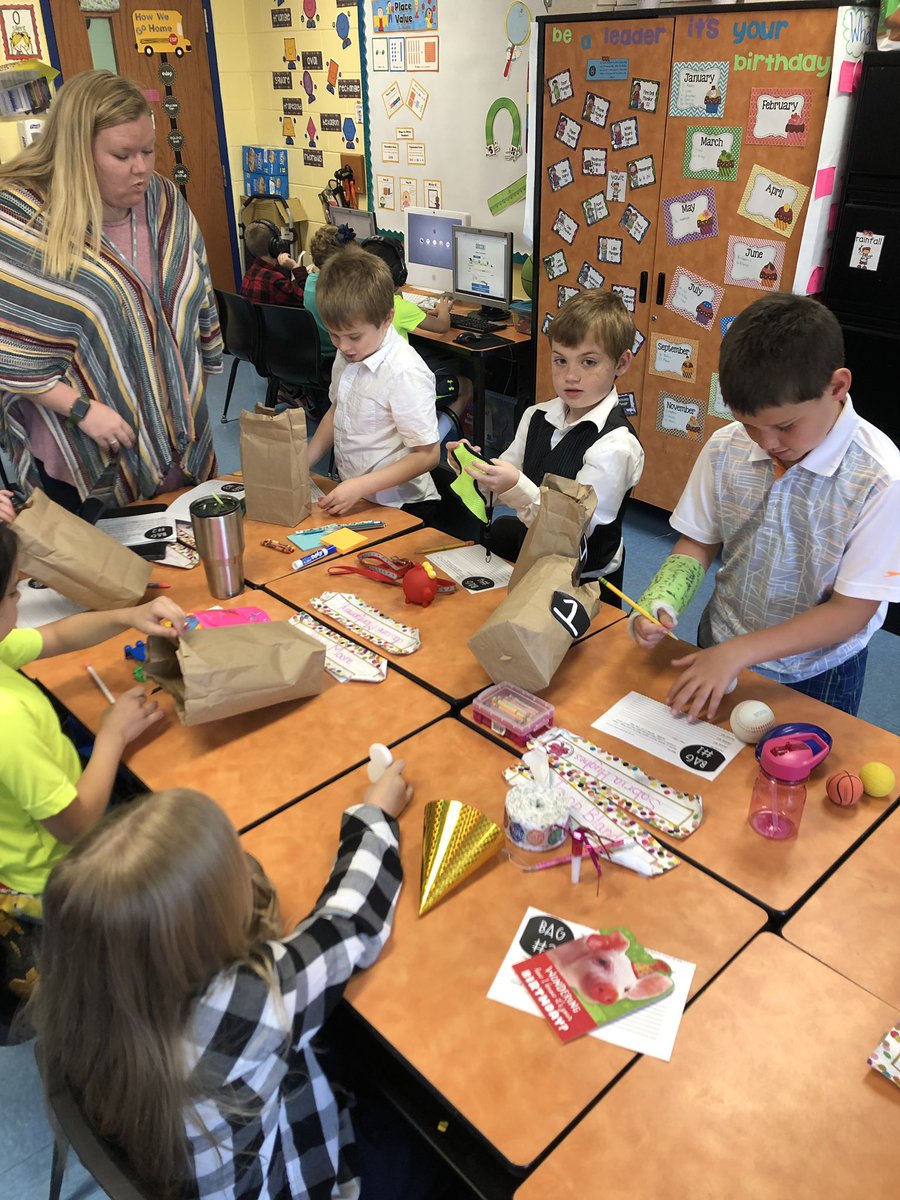 mrs_king811's tweet photo. Main Idea bags teach an abstract topic in a concrete way. The engagement is real y’all! 😍 #PlanoMagic #MooreFunInSecond https://t.co/RFklOEwldd