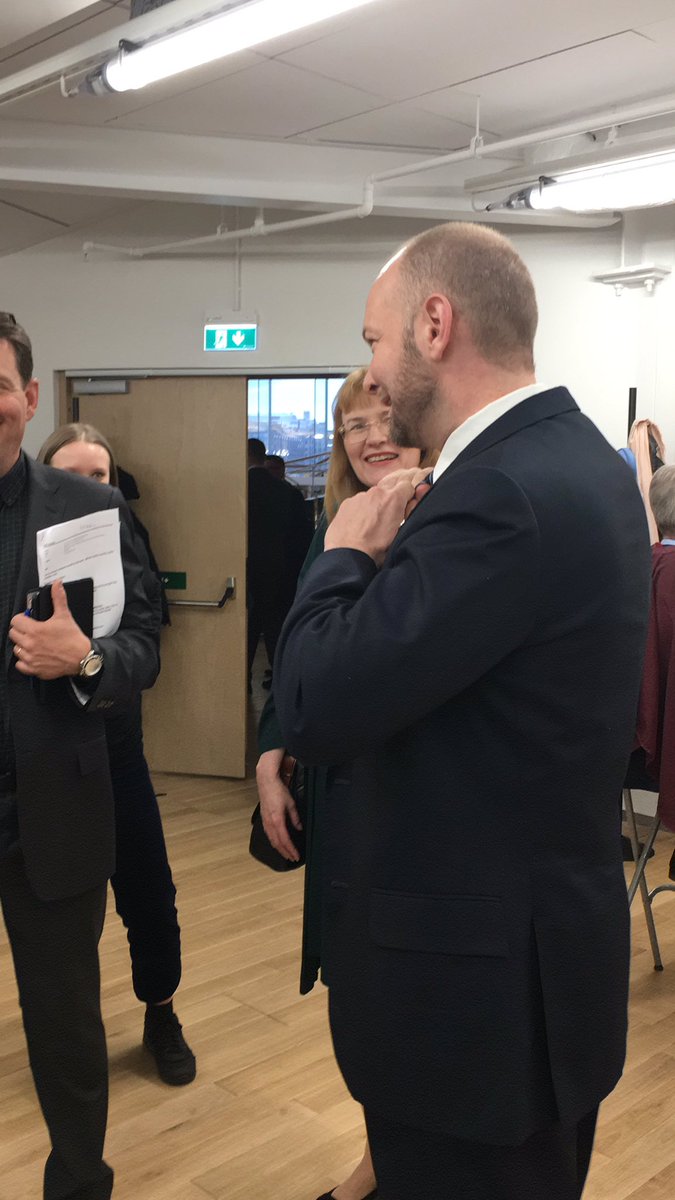 Puheenjohtajatentti alkaa Maikkarilla 20.00. Takahuoneessa viimeiset valmistelut käynnissä.