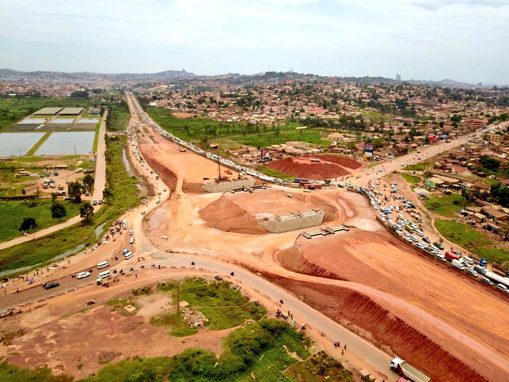 UNRA_UG's tweet photo. 📸 #Hoima Interchange—Ongoing works along the Kampala-Northern Bypass project. The Contractor is preparing to lay the bridge deck beams for the Interchange. #KNBproject 

Overall works progress is 59.2%. 
#UNRAworks https://t.co/VzdAEPNLIu