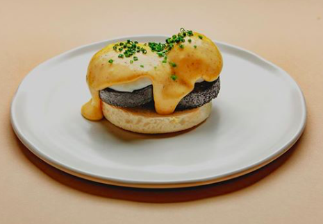 Weekends are for Brunching! 🍴
Take a look at one of our brunch staples - our take on Eggs Stornoway. Black pudding on a toasted muffin, served with two free-range poached eggs and brown butter hollandaise 

View Menu - bit.ly/PH-byNico 
Book now - bit.ly/Nico-Public-Ho…