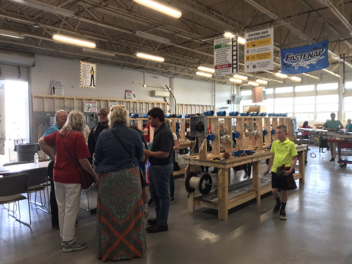NelsonCoATC's tweet photo. Today, Bloomfield and Foster Height’s 5th graders came and visited us to see what life was like as a high schooler! https://t.co/wAqPU7HU6q