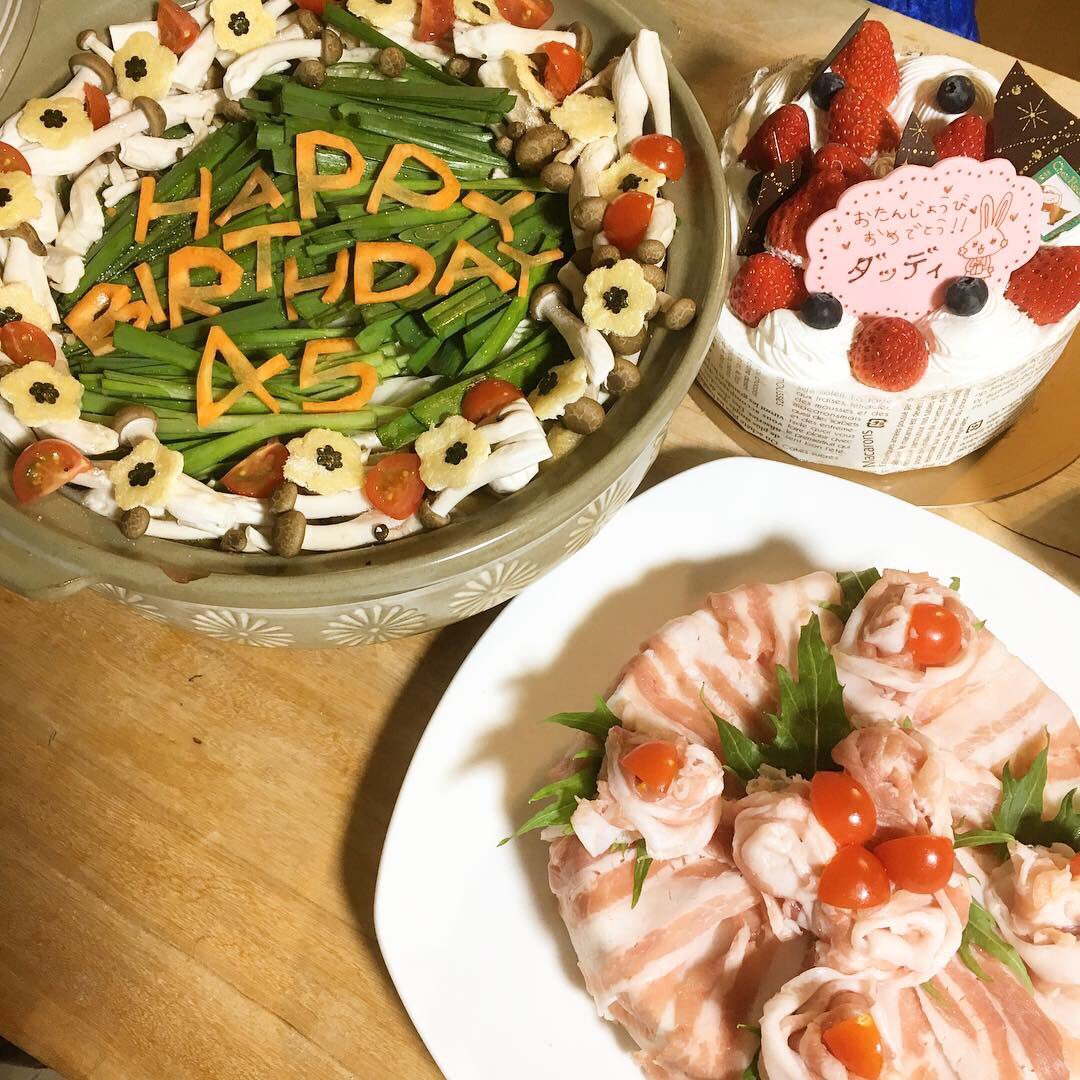 ピチコ舎 Sur Twitter 46歳だった 汗 ケーキ持って思いっきりコケたけどたいしてくずれなかった ﾉ 夫の誕生日 バースデーディナー デコ鍋 料理 くっきんぐらむ 誕生日 バースデーケーキ 平成最後の誕生日