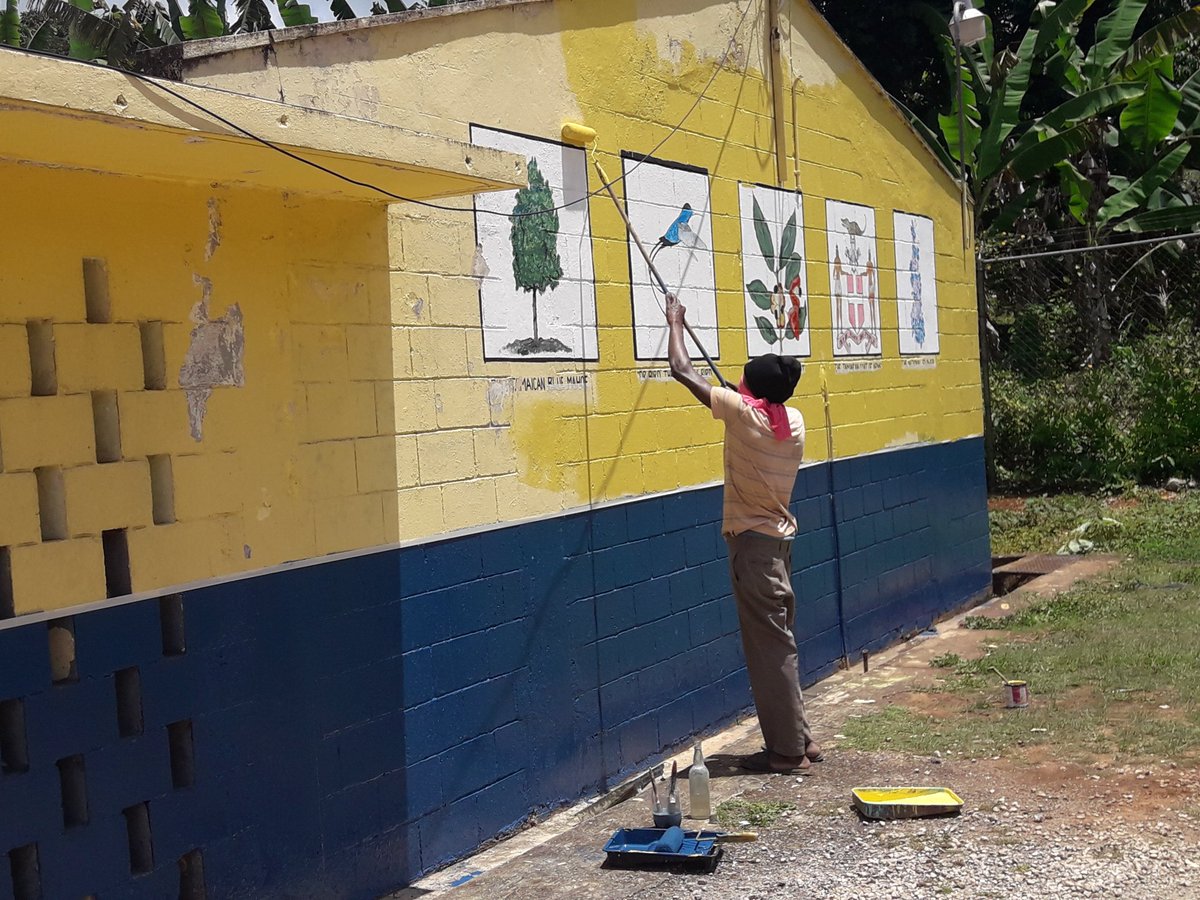 annie_porter1's tweet photo. Constable Scott and crew from Watt Town Police Station is supporting Carlton Infant... #Almostcertified #12StandardsMatter @tkmsingh @yvette_wilso @ECCJA @karlenedesland1 @Merlianna1 @tracymorsmith1 https://t.co/09Q75ct8La