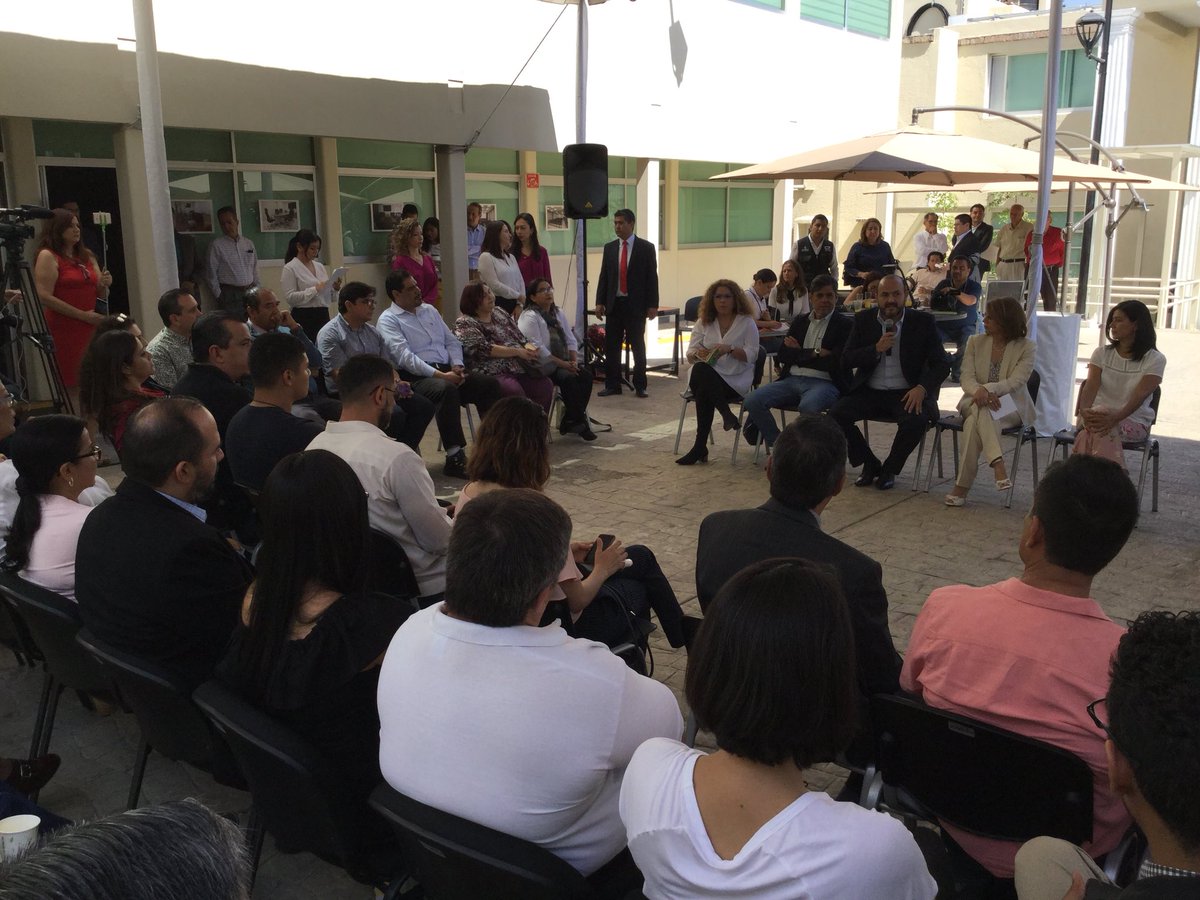UDGPlus's tweet photo. Ustedes tienen la expertis y tienen que ayudarnos a virtualizar a la universidad, mencionó @rvillanueval #RectorUdeg https://t.co/Ca3eo1fbnz