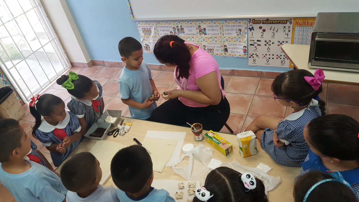 StephaniePrez04's tweet photo. 3er día- Semana de la niñez temprana #Díadelchef #Díadelarte #prekinder #todosporlosniños #celebralaniñez @EscD15404 @EDUCACIONPR @BrendaB61720960 @OficinaMayaguez @migueldavilapz #madrevoluntaria😍 https://t.co/5hUeRd4tBQ