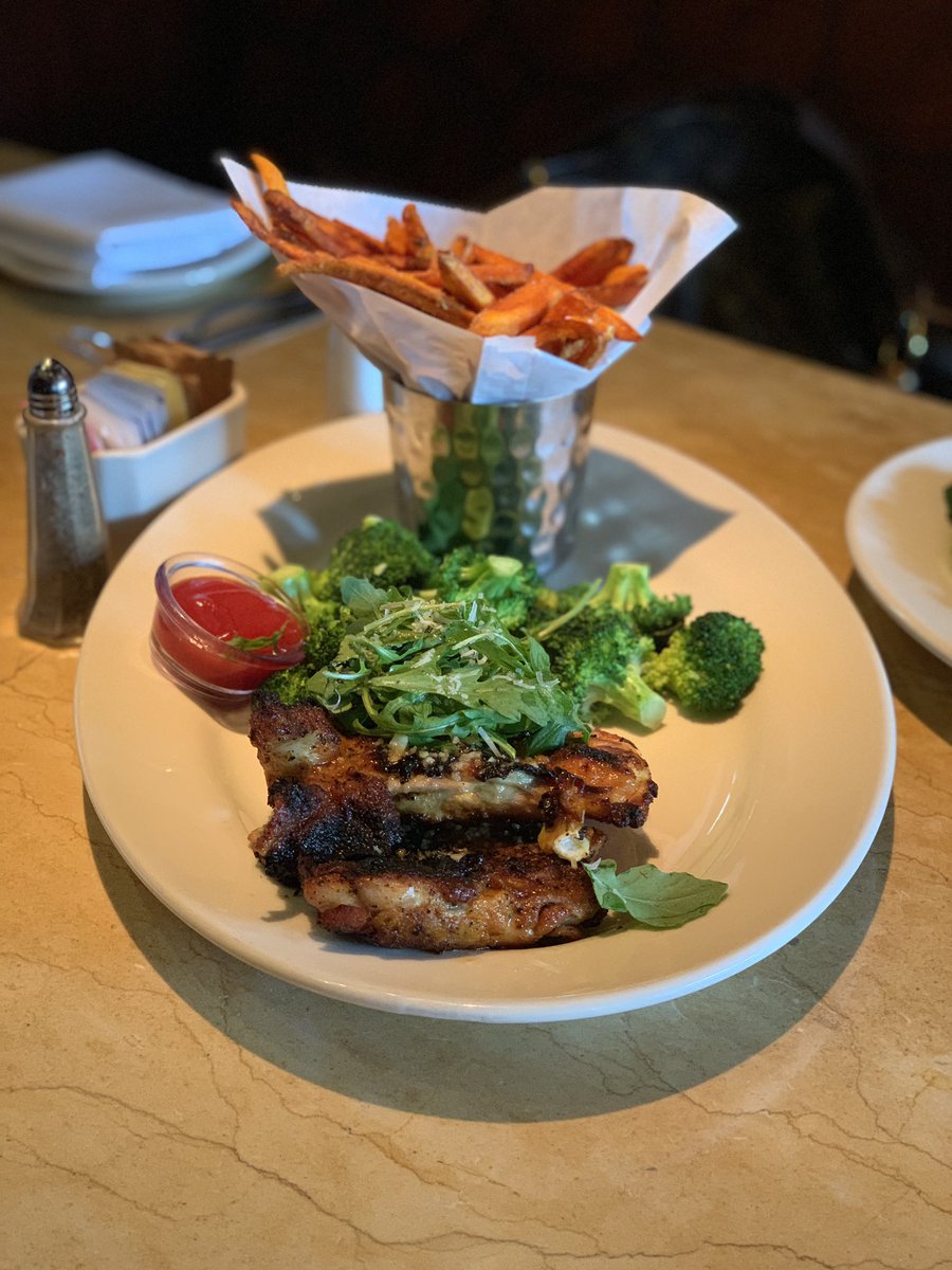 Yes, I would like some fries with my healthy meal 😆 #tryingtogetfit #foodie #lifeisbeautiful #eatwhileyoucan #balanceddiet #lunch #chicagofoodie #chicagofoodscene #instagram #instagood