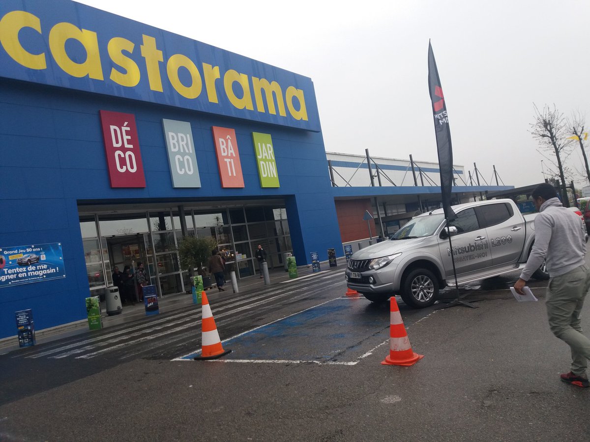LemBzh's tweet photo. Hey Mr @castorama_fr !? Vous avez bien étudié la question avant de faire ça avec votre copain concessionnaire ?! Mais que fait la police ?!  #Handicap #Stationnement #Bricolage #Rennes 😕 https://t.co/md0lCNy7d3