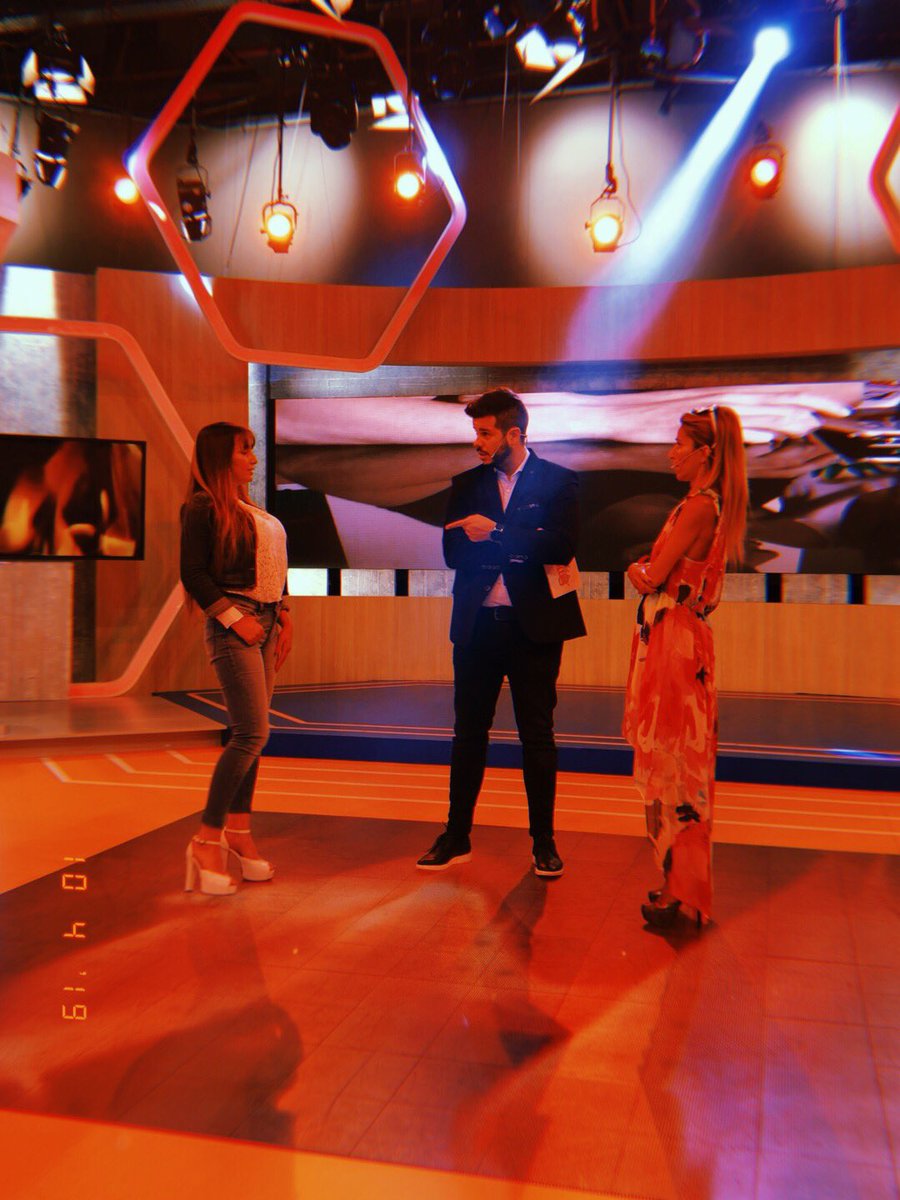 showproblemaC9's tweet photo. Cuando todo queda en casa 🙄
¡Luciano está saliendo con la que fue su suegra! #QueQuilombo #AmigaTraidoraSDP https://t.co/NUEazWlU2C