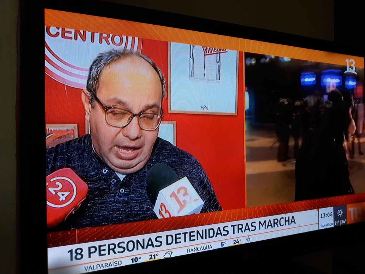 Brutal ataque a edificio Consistorial de Santiago, realizado por comerciantes ambulantes y coordinadora de inmigrantes.
¿Qué se puede esperar de un dirigente ex Sendero Luminoso?
<a href="/AlessandriFelip/">Felipe Alessandri</a> 
<a href="/KarlaEnAccion/">Karla Rubilar Barahona</a> @andreschadwickp 
<a href="/sebastianpinera/">Sebastian Piñera</a>