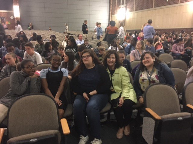 JRMSLibrary's tweet image. John Rolfe MS students and librarians had a fabulous time at Glen Allen High School for the All Henrico Reads author visit. Lisa Scottoline shared her resilience thru single parenthood, aspiring author challenges, real-life family anecdotes, and developing her own writing style.