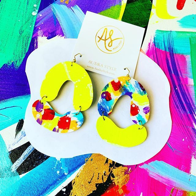 Neon splatter paint chunky earrings. All my 80’s girls please stand up! 🙋🏻‍♀️ #80svibes #retrofashion #audrastyle (©️Audra Style)
.
.
. .
.
.
.
.
.
#bigearrings #ooakjewelry #Wearableart #lightweightearrings  #earrings #springfashion #ontrend #statementj… instagram.com/p/BwFUKnjAQVy/